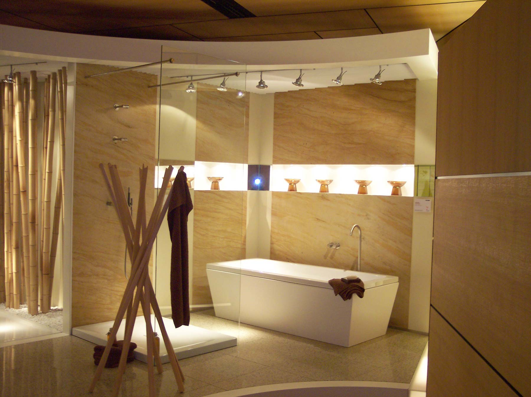 Tapeten auf Glasfaserbasis in original Sandstein, ob für das Bad (versiegelt) oder das Wohnzimmer (unten)